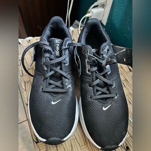 Nike air max Bella Women's Black and White Athletic Shoes